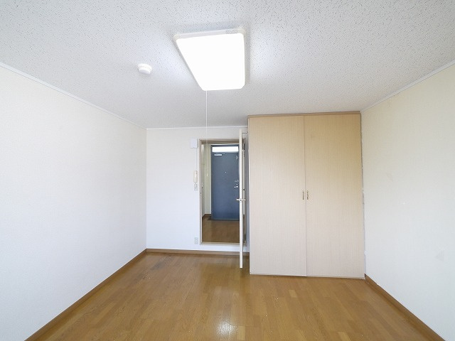 レオパレス冨田の洋室|落ち着いた色調の洋室です
