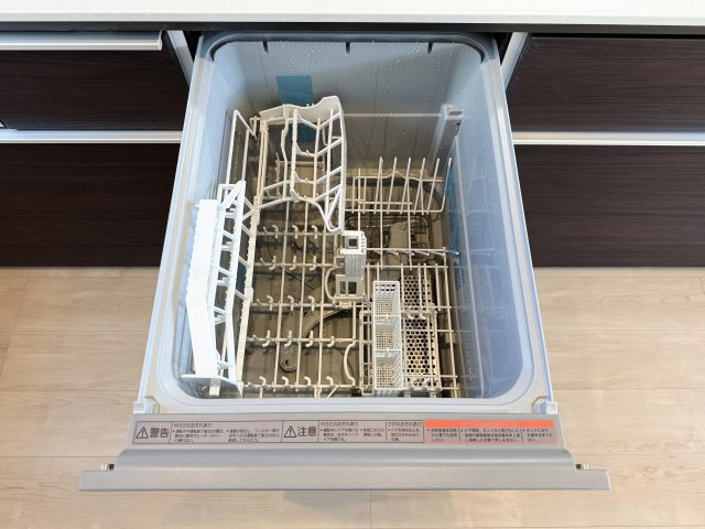 板橋区高島平1丁目 限定1棟のキッチン|食後の片づけに便利な食器洗乾燥機を装備しています