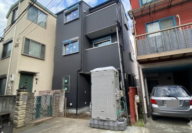 板橋区高島平1丁目 限定1棟の外観|LDK+3部屋+カースペース(車種による)
南向きバルコニー2ヶ所
充実した設備仕様の限定1棟
ご見学・詳細についてはお気軽に城北不動産までお問い合わせください♪