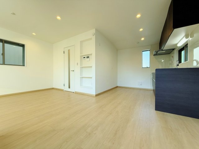 板橋区高島平1丁目 限定1棟の居間・リビング|13.5帖のLDKは大きな掃き出し窓からバルコニーに動線がつながります
ご内覧できます♪
是非、現地にて建物のボリュームや陽当り、周辺環境などご確認ください♪