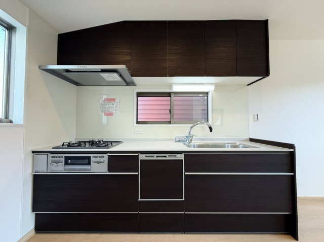 板橋区高島平1丁目 限定1棟のキッチン|小窓を設けた明るく衛生的なキッチン
ご内覧できます♪
家事効率の上がるハイスペックなキッチン
食器洗乾燥機、タッチレス水栓、浄水器が標準装備です