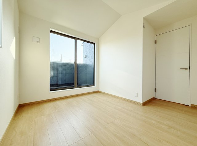 板橋区高島平1丁目 限定1棟の洋室|3階5.7帖洋室は2面開口の明るく快適なお部屋です
壁面ワイドな収納が魅力的です