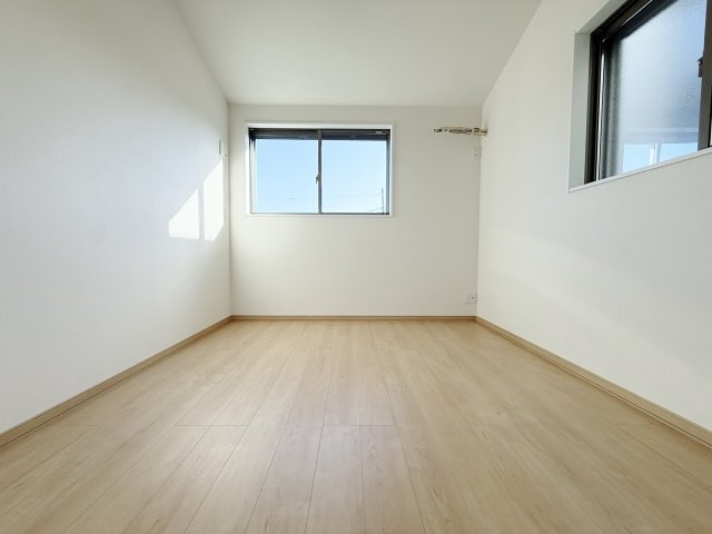 板橋区高島平1丁目 限定1棟の洋室|3階4.8帖洋室
2面開口の明るく快適なお部屋です
整形なお部屋なので家具のレイアウトもすやすいです