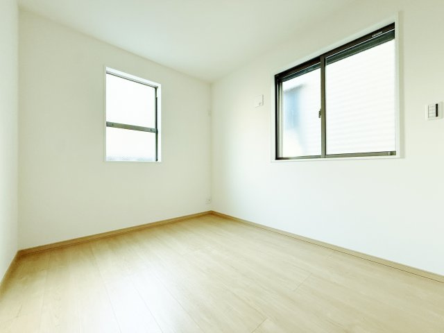 板橋区高島平1丁目 限定1棟の洋室|1階4.3洋室
2面開口の明るく快適なお部屋です
整形なお部屋なので家具のレイアウトもすやすいです