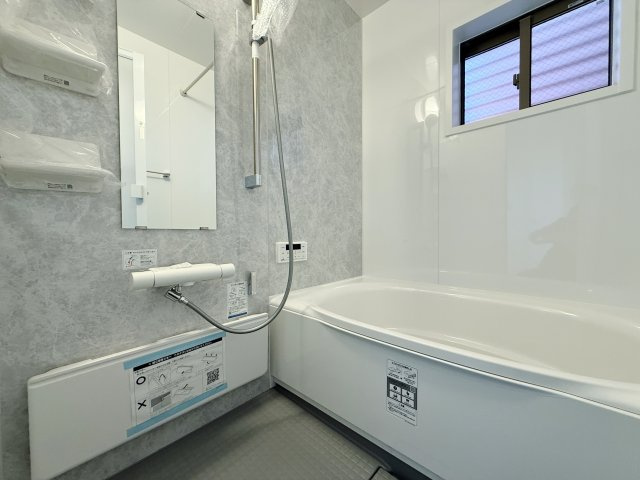 板橋区高島平1丁目 限定1棟の浴室|小窓を設けた明るく快適な浴室
浴室換気乾燥機を装備しています