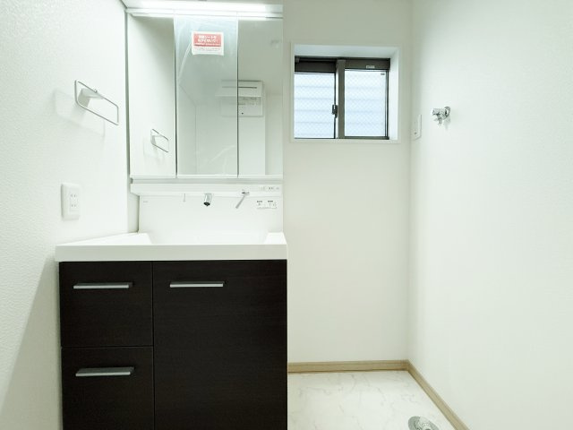 板橋区高島平1丁目 限定1棟の独立洗面台|使いやすい三面鏡の洗面台
鏡裏やベースキャビネットなど収納が豊富なので水回りをキレイにお使い頂けます
広々とした洗面室はお子様との入浴にも充分なスペースがございます