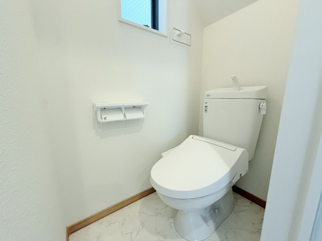 板橋区高島平1丁目 限定1棟のトイレ|小窓を設けた明るく衛生的なトイレ
トイレは1階と2階に設置しているので忙しい朝にも便利です