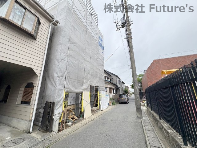 吉川市保　新築戸建　全1棟の前面道路含む現地写真|前面道路含む現地写真です。