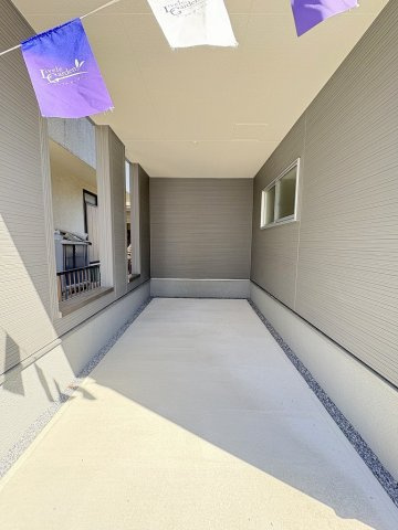吉川市保　新築戸建　全1棟の駐車場|同施工会社の参考写真になります。