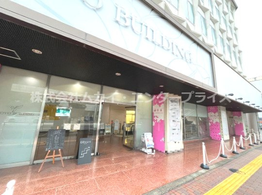 TOYOビルのエントランス