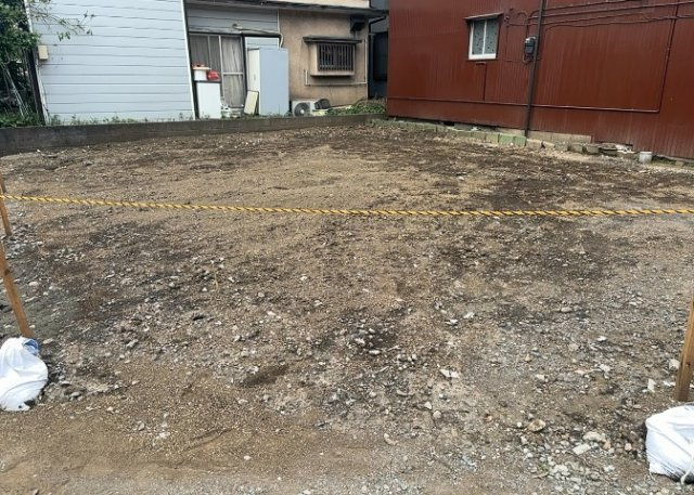 【外観】 | 家を建てる場合、方位は要チェックです。現実的に日当たりのよい家ならばリビングは南側、建築基準法でも北側に当たる家への配慮は求められています。土地を見学に行く際は、方位磁針を持って行くようにしましょう。