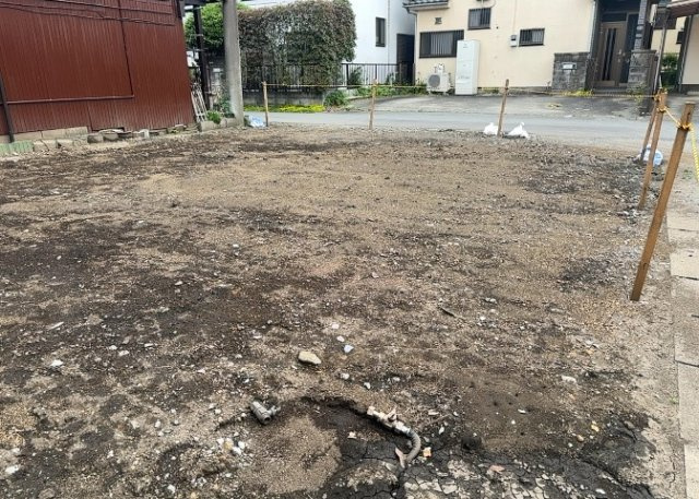 【外観】 | 土地の前の道路に消火栓が設置されていることがあります。この場合、道路交通法第45条第1項により、駐車禁止の場所が指定されています。そのため、車庫などの駐車スペースをつくることができない場合があります。