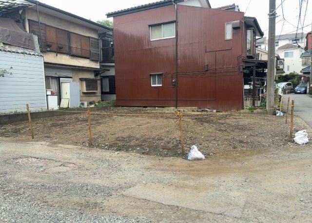 【外観】 | 現地に行くなら、物件の周囲の地形がどうなっているかを見ることも大切です。周辺より低くなっている土地では、大雨などで水が集まりやすいため、地盤が弱くなっているということも考えられるため、注意が必要です。