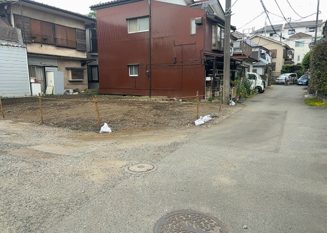 【外観】 | 隣家の土地はどうなっているのか、生活利便施設が近くにあるのか、学校まで近いかなど、お客様のライフスタイルにあわせたイメージが重要です。また、近くにあると困る施設が近くにないかも確認するといいでしょう。