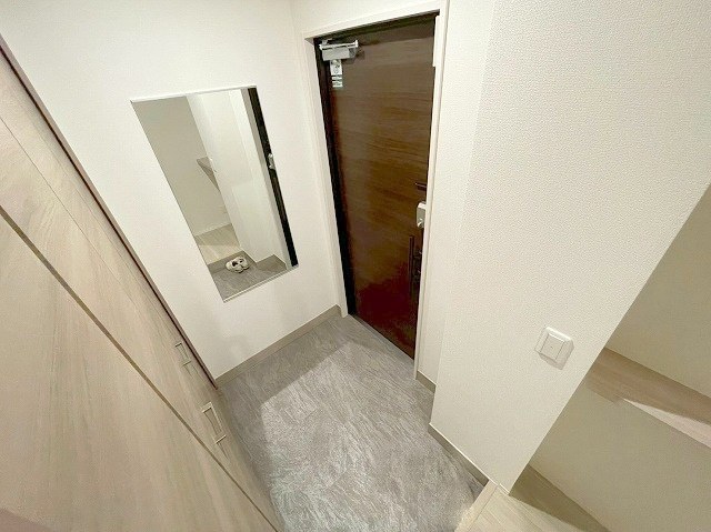 D-レジデンス豊里の玄関