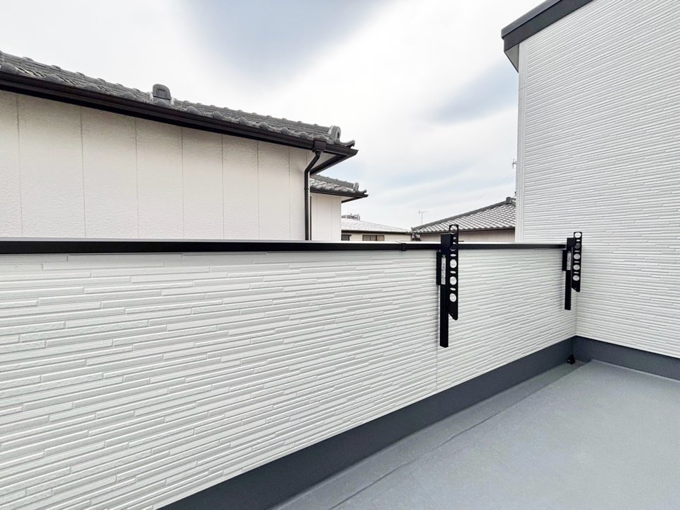 ファーストタウン豊明市第2栄町南館　全1棟　新築戸建のバルコニー