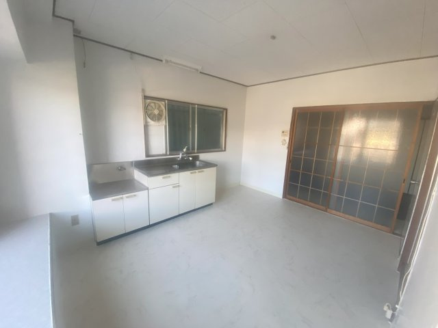 日置マンションの居間・リビング|6帖のダイニングキッチン