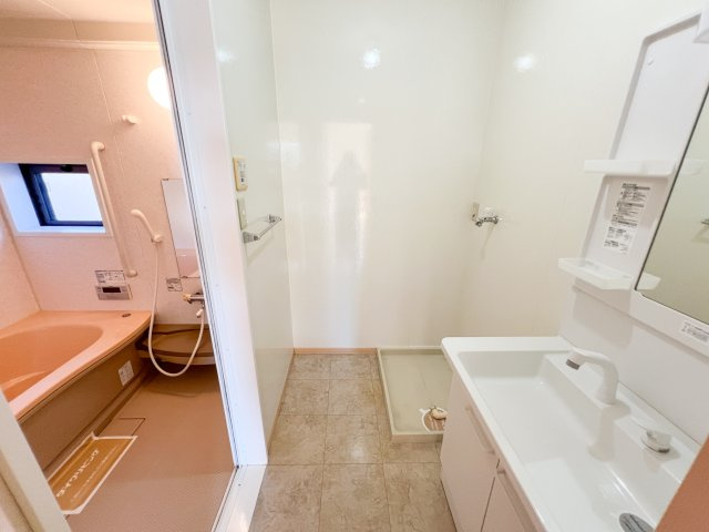 リビングタウン万々 C棟の洗面所