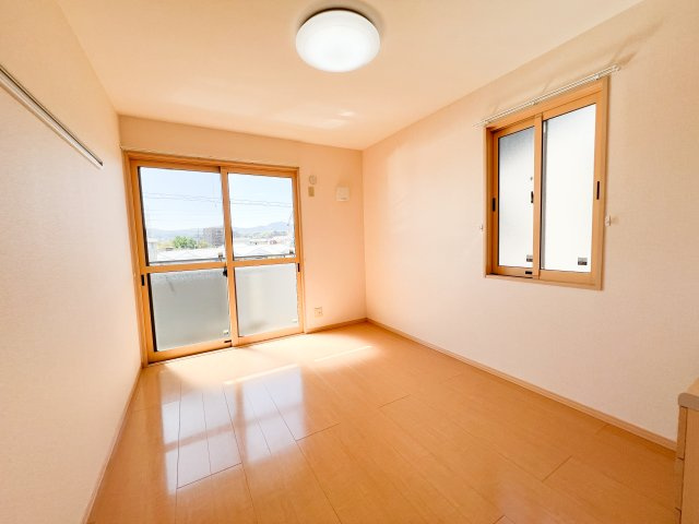 リビングタウン万々 C棟の洋室