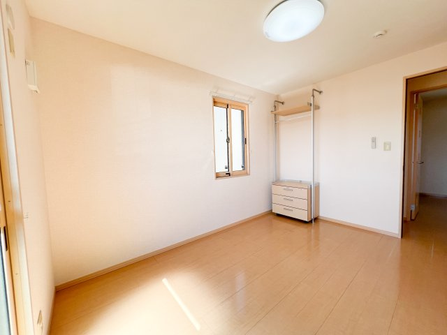 リビングタウン万々 C棟の洋室