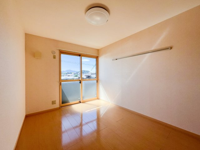 リビングタウン万々 C棟の洋室