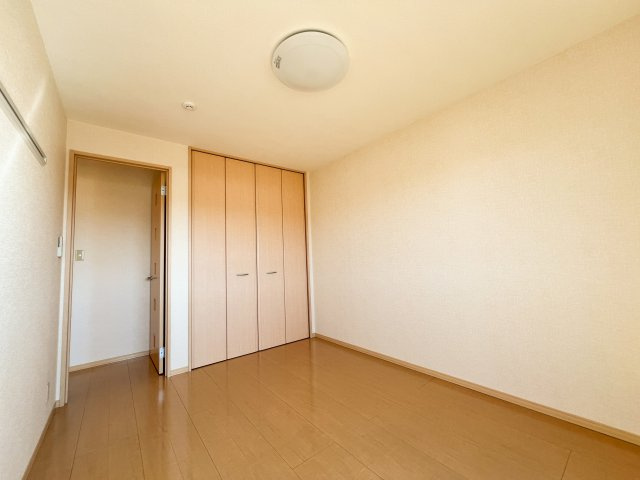 リビングタウン万々 C棟の洋室