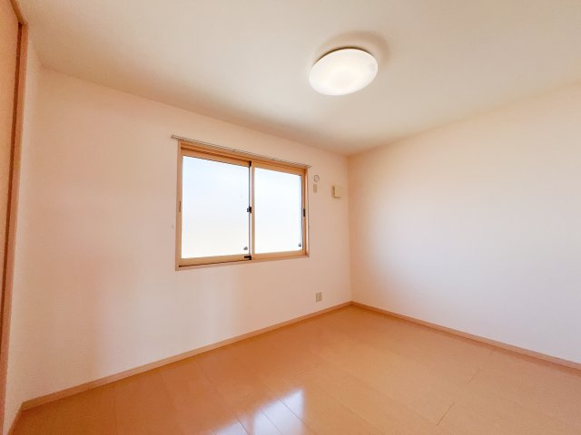 リビングタウン万々 C棟の洋室