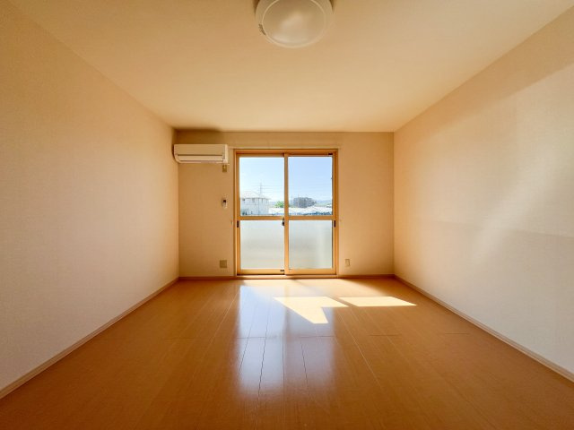 リビングタウン万々 C棟の居間・リビング