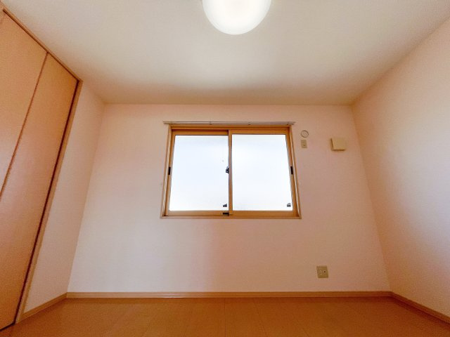 リビングタウン万々 C棟の洋室