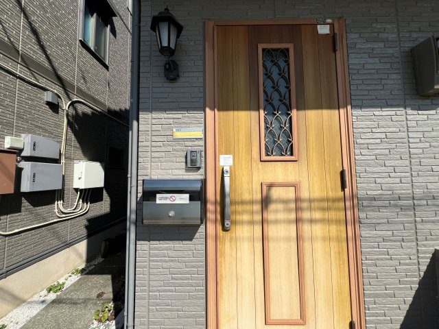 リビングタウン万々 C棟の玄関