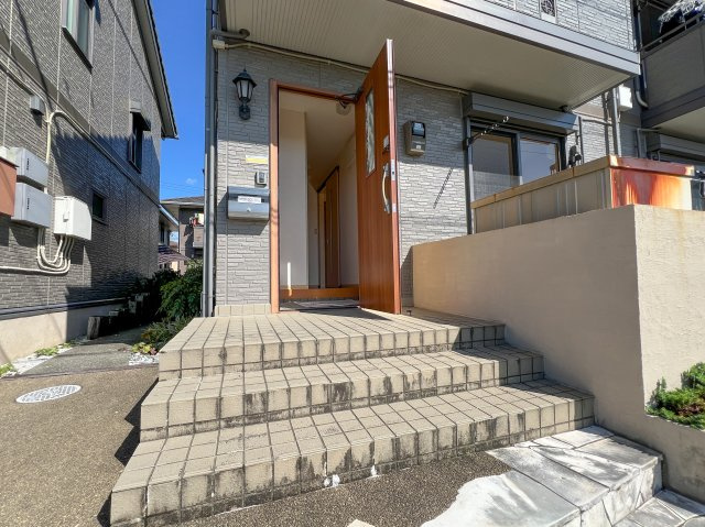 リビングタウン万々 C棟の玄関