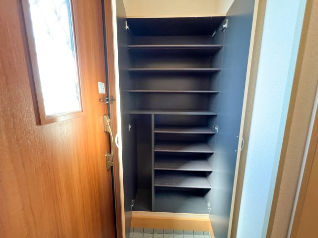 リビングタウン万々 C棟の玄関