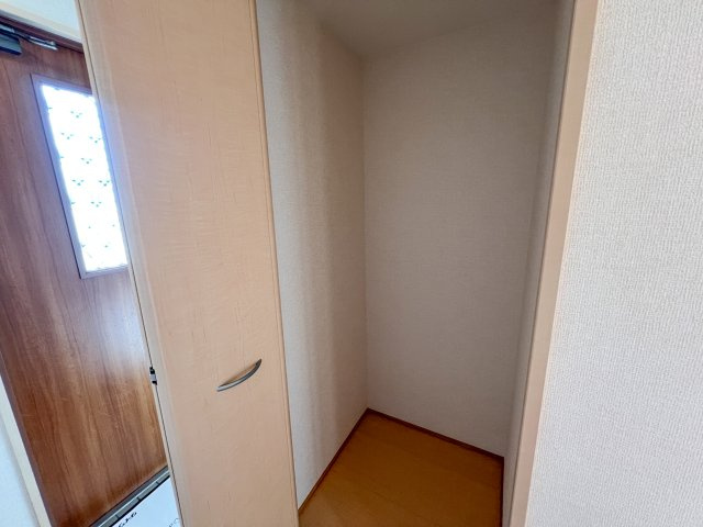 リビングタウン万々 C棟の玄関