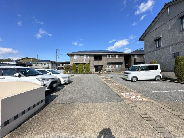 リビングタウン万々 C棟の駐車場