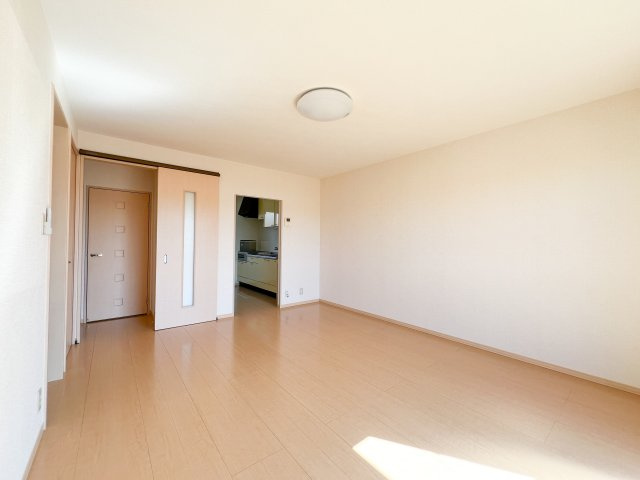 リビングタウン万々 C棟の居間・リビング