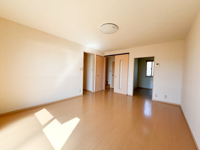 リビングタウン万々 C棟の居間・リビング