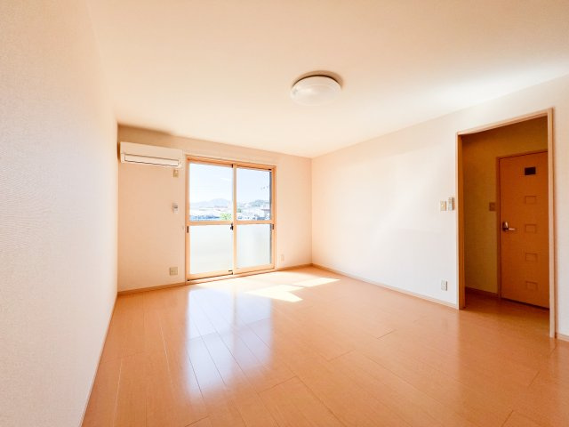 リビングタウン万々 C棟の居間・リビング