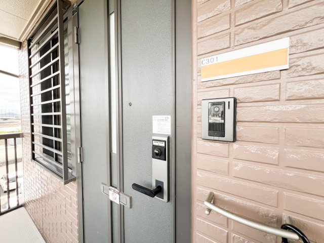 ビレッジ北久保 C棟の玄関