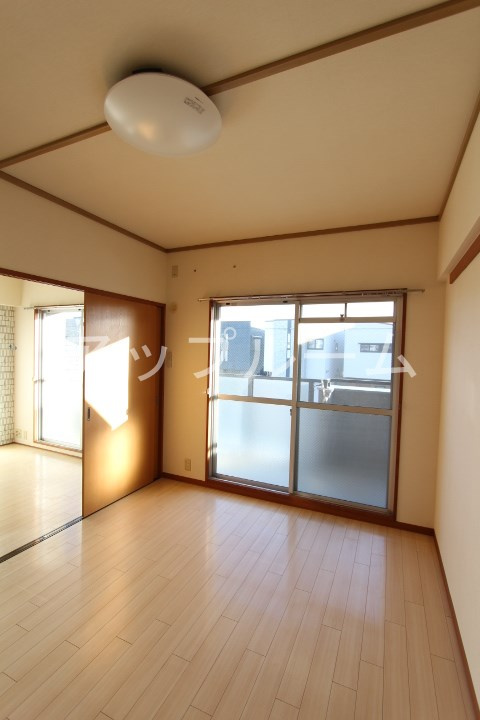 サンハイツ朝宮の居間・リビング