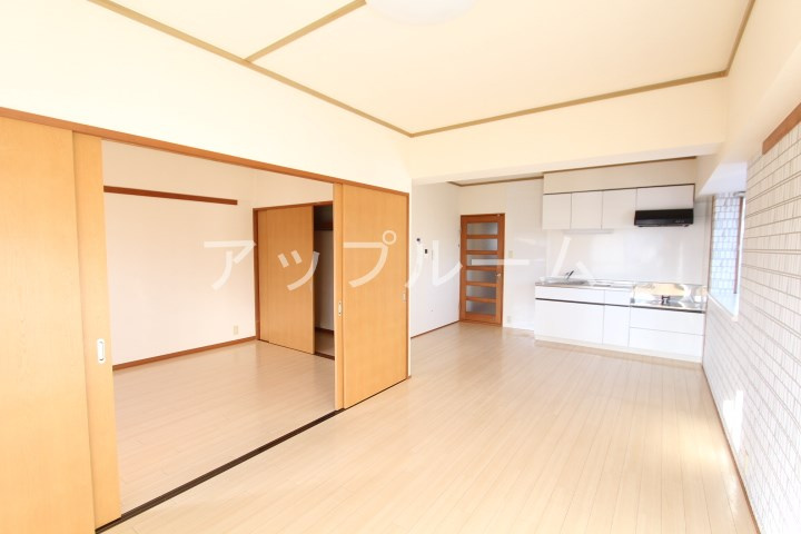 サンハイツ朝宮の居間・リビング