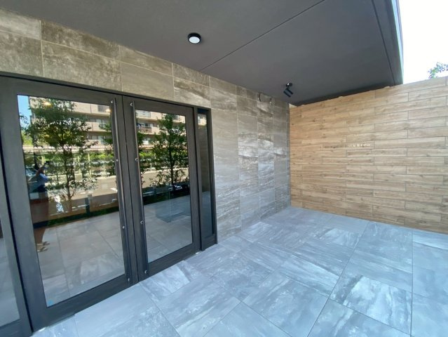 ケーディーエックスレジデンス原木中山のエントランス