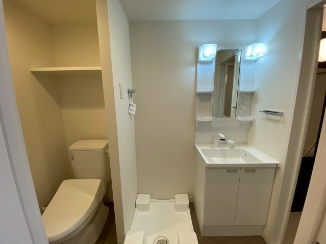 ケーディーエックスレジデンス原木中山の洗面所