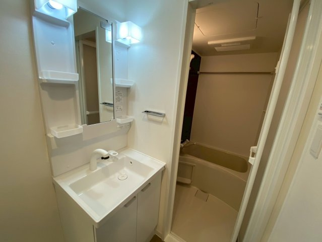 ケーディーエックスレジデンス原木中山の洗面所