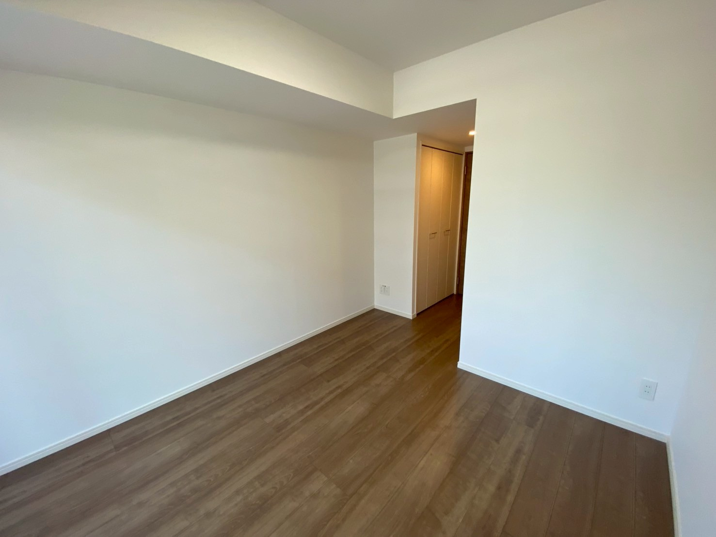 ケーディーエックスレジデンス原木中山の洋室