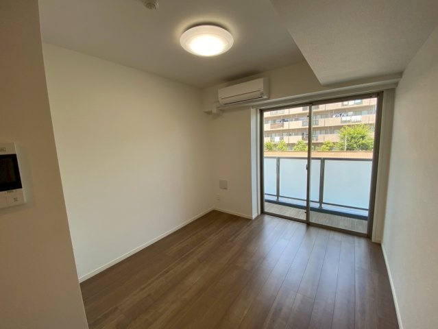 ケーディーエックスレジデンス原木中山の居間・リビング