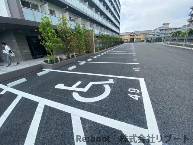 ケーディーエックスレジデンス原木中山の駐車場