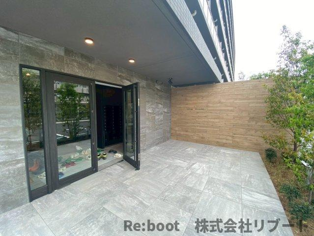 ケーディーエックスレジデンス原木中山のエントランス