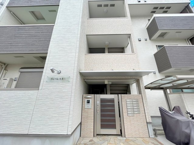 フジパレス十三のエントランス