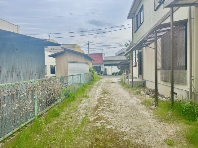 水戸市元吉田町中古戸建の前面道路含む現地写真