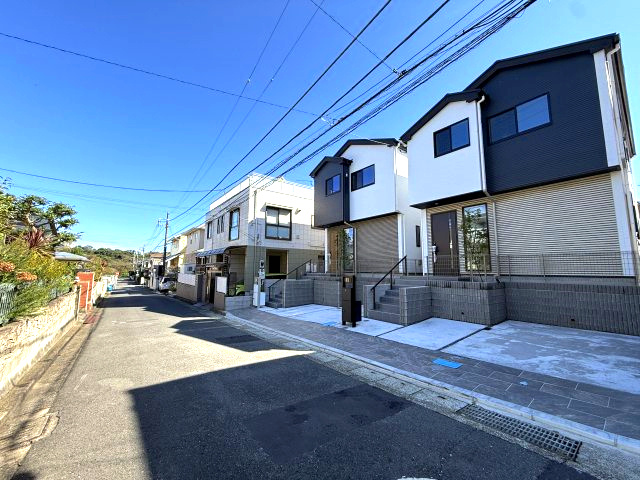 スーパーマーケット徒歩圏内　閑静な住宅街の前面道路含む現地写真|前面道路